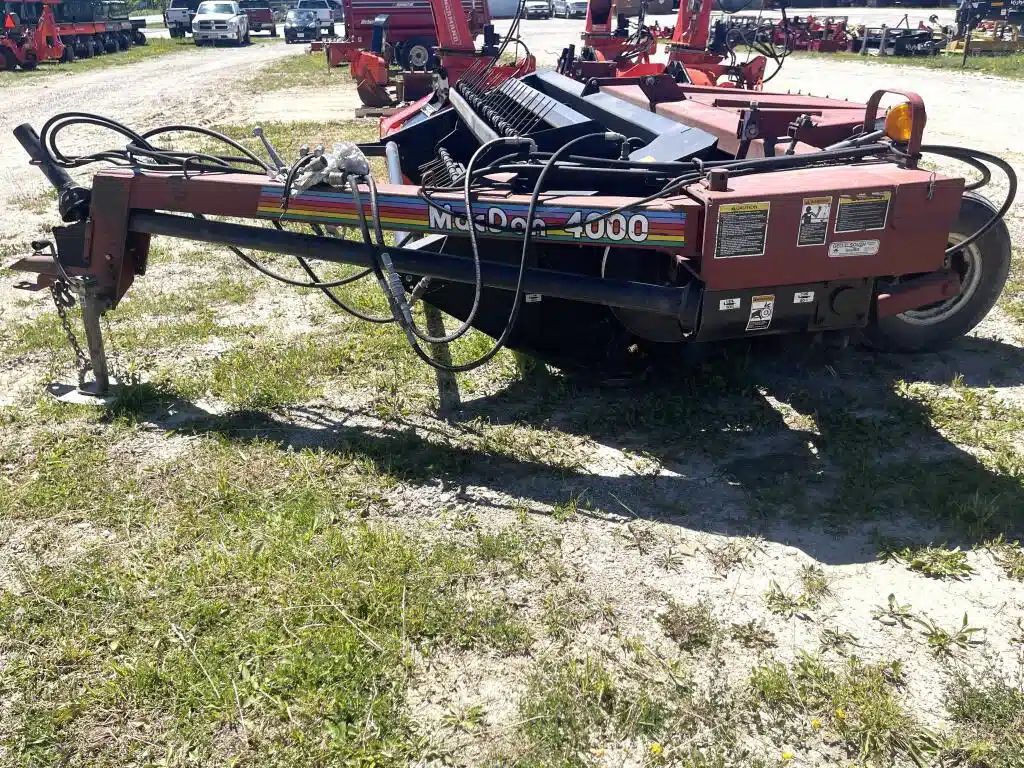Photo de la Galerie 2 pour MacDon 4000 Faucheuse-conditionneuse
