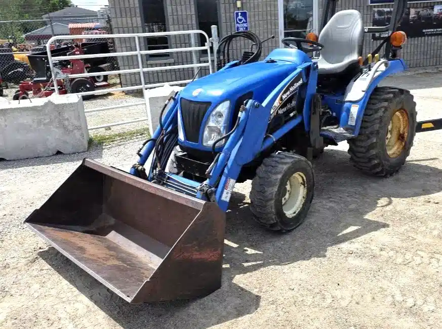 Gallery image 1 for New Holland TC26DA Tractor