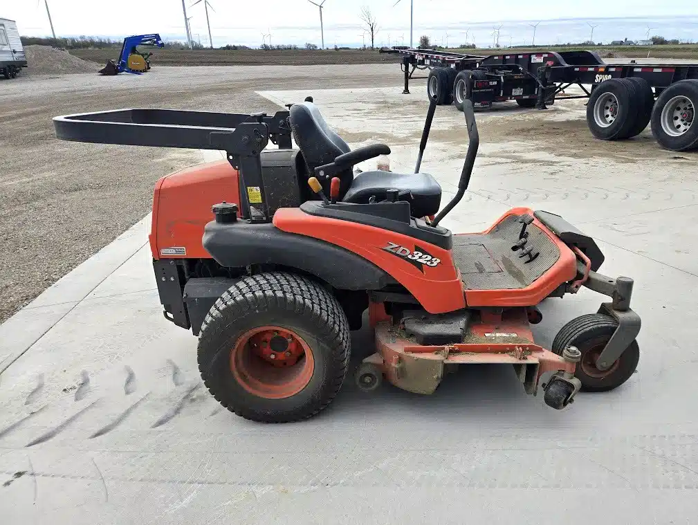Photo de la Galerie 2 pour 2010 Kubota Z323 Tondeuse à rayon de braquage zéro