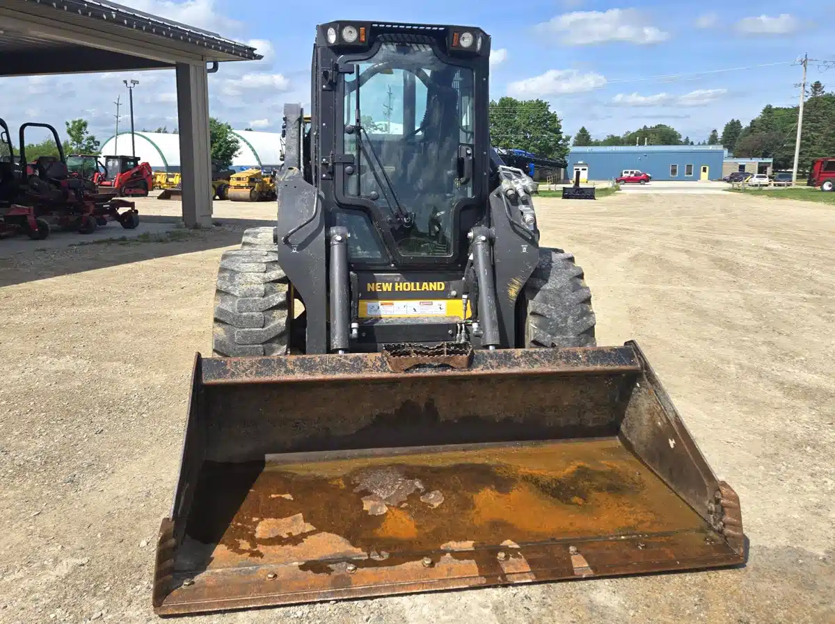 Gallery image 2 for 2022 New Holland L328 Skid Steer