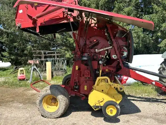 Gallery image 2 for 2017 New Holland ROLL-BELT 450 Round Baler