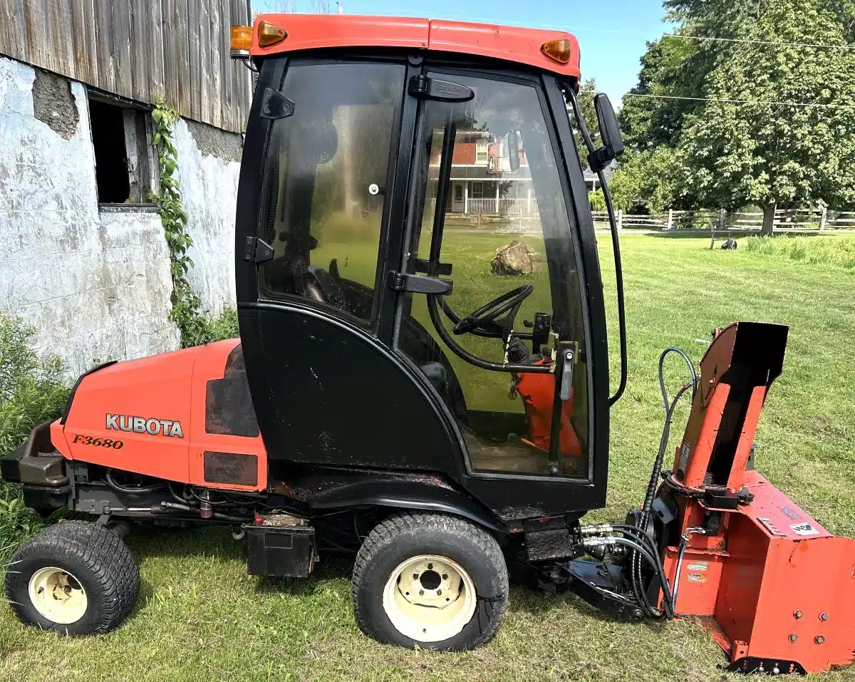 Photo de la Galerie 1 pour 2009 Kubota F3680 Tondeuse frontale