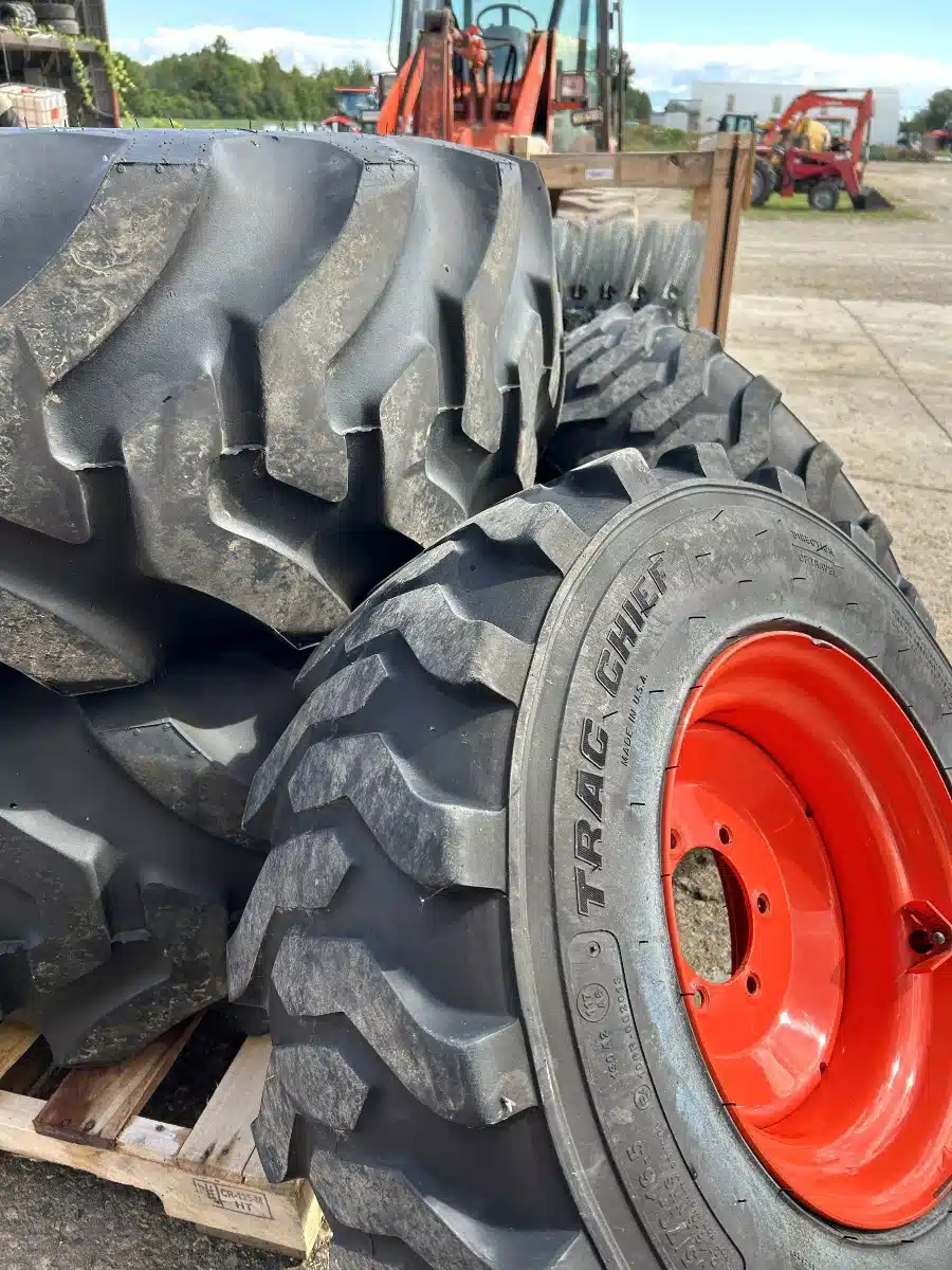 Photo de la Galerie 2 pour Kubota 12X16.5, 17.5X24 Pneus et roues