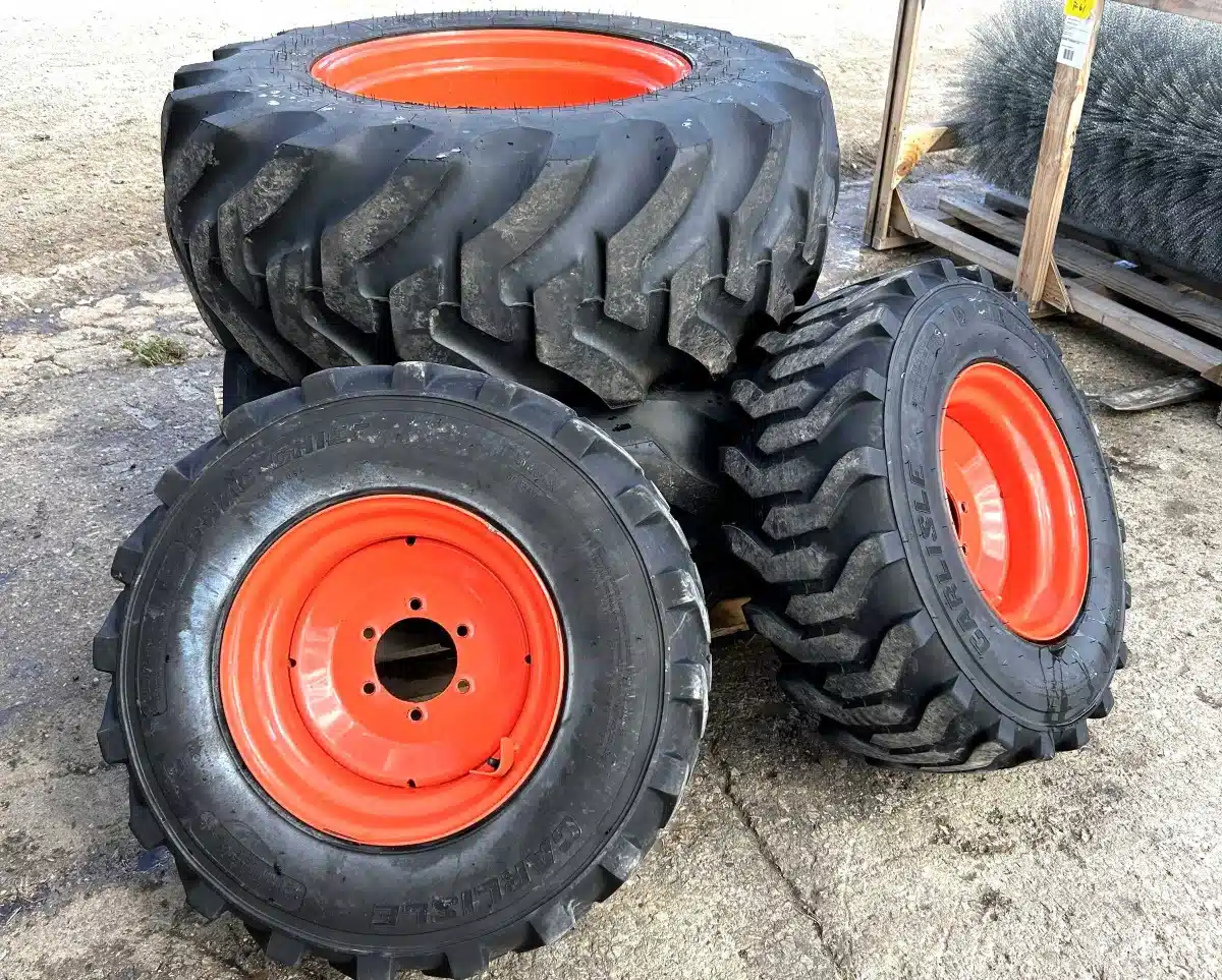 Photo de la Galerie 1 pour Kubota 12X16.5, 17.5X24 Pneus et roues