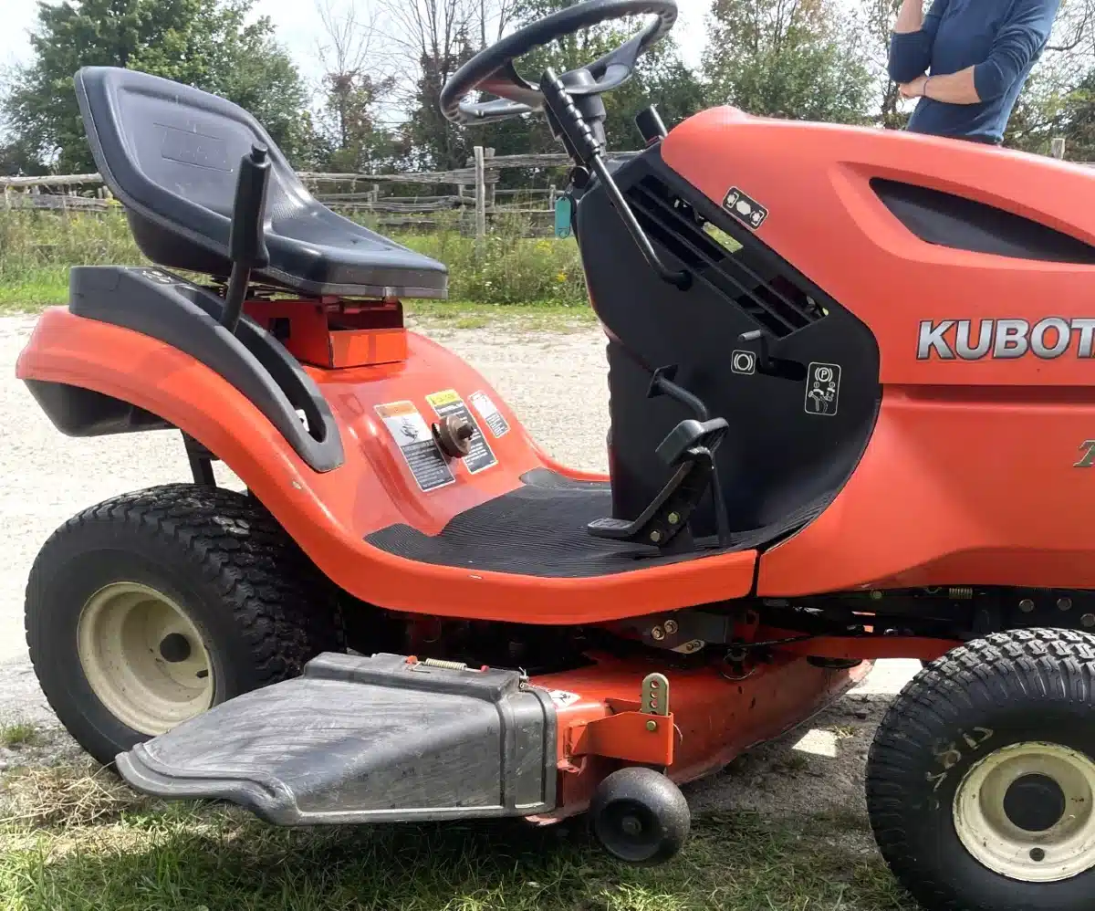 Photo de la Galerie 2 pour 2006 Kubota T1570 Tracteur à pelouse