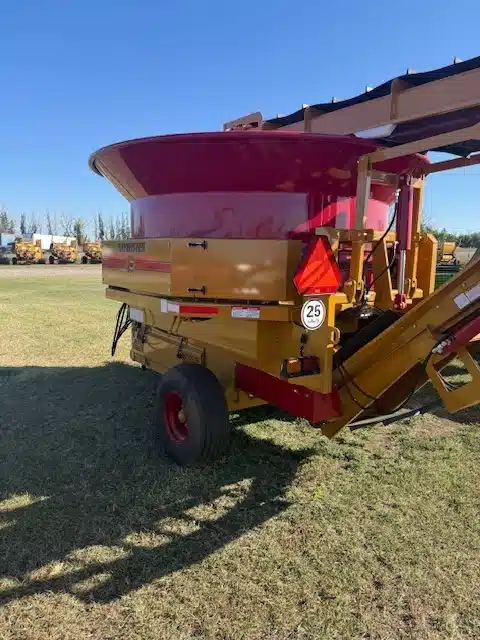 Gallery image 2 for New 2025 Haybuster H1000 Grinder Mixer