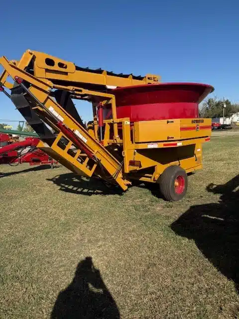 Gallery image 1 for New 2025 Haybuster H1000 Grinder Mixer