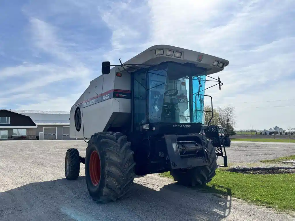 Gallery image 2 for Used 1998 Gleaner R42 Combine