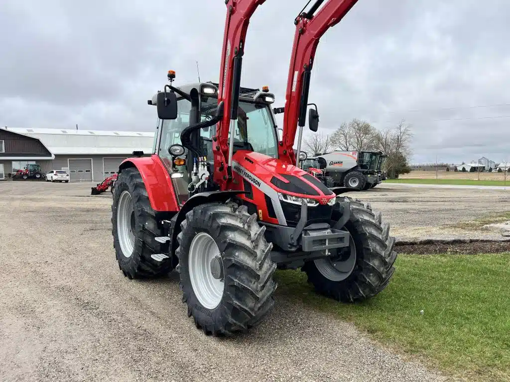 Photo de la Galerie 2 pour 2026 Massey Ferguson 5S.135 Tracteur