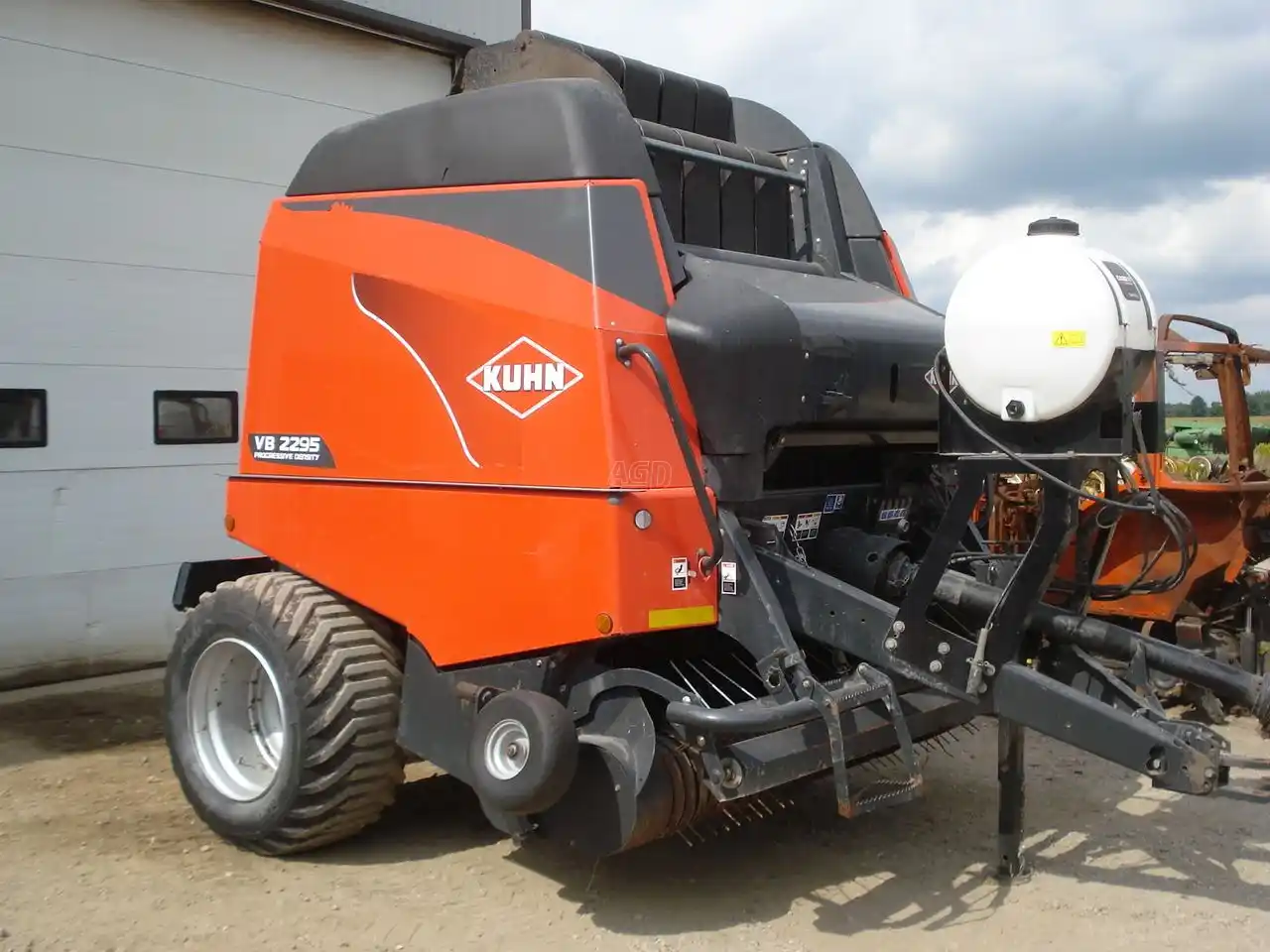 Gallery image 1 for Used Kuhn VB 2295 Round Baler