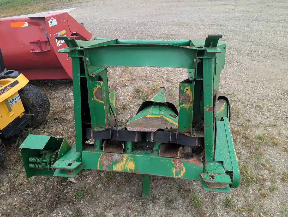 Gallery image 2 for Used John Deere 2 ROW Header - Row Crop