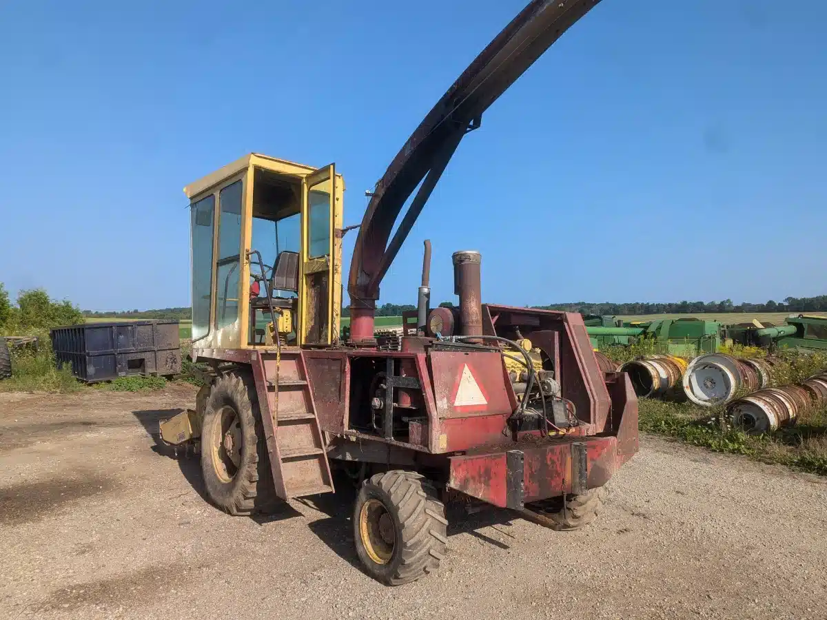 Gallery image 2 for New Holland 1895 Forage Harvester