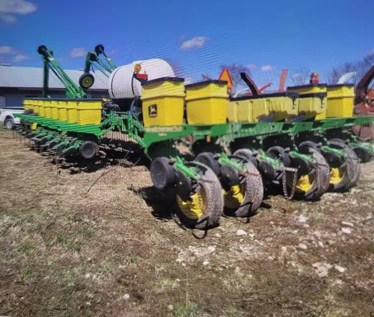 Gallery image 1 for Used John Deere 1770 Planter