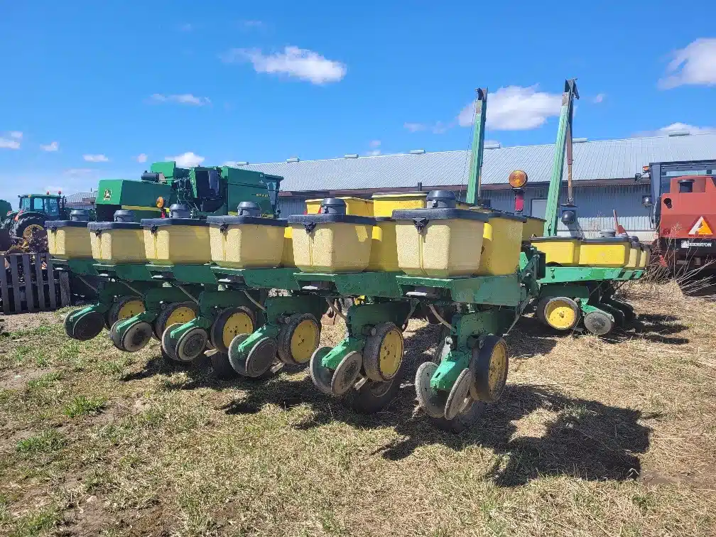 Gallery image 2 for Used John Deere 7000 Planter