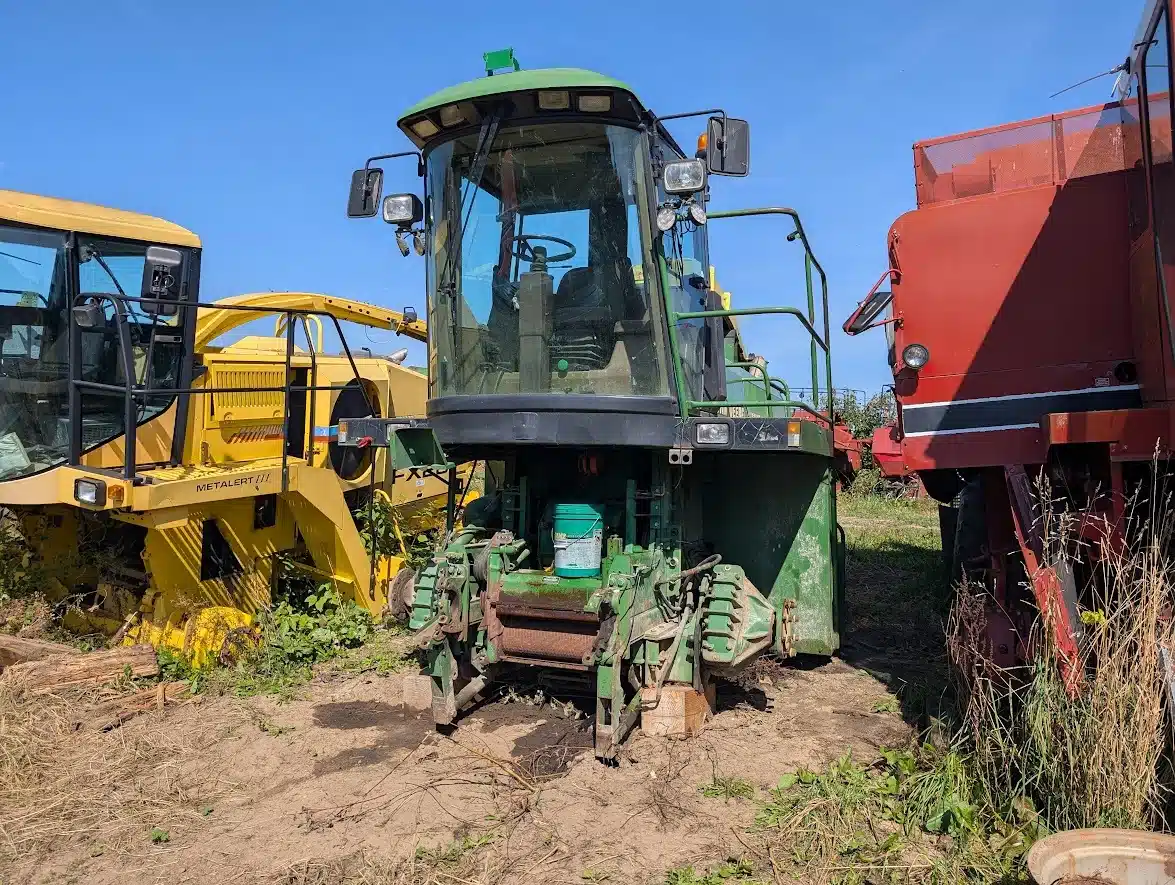 Gallery image 2 for Used John Deere 6910 Forage Harvester