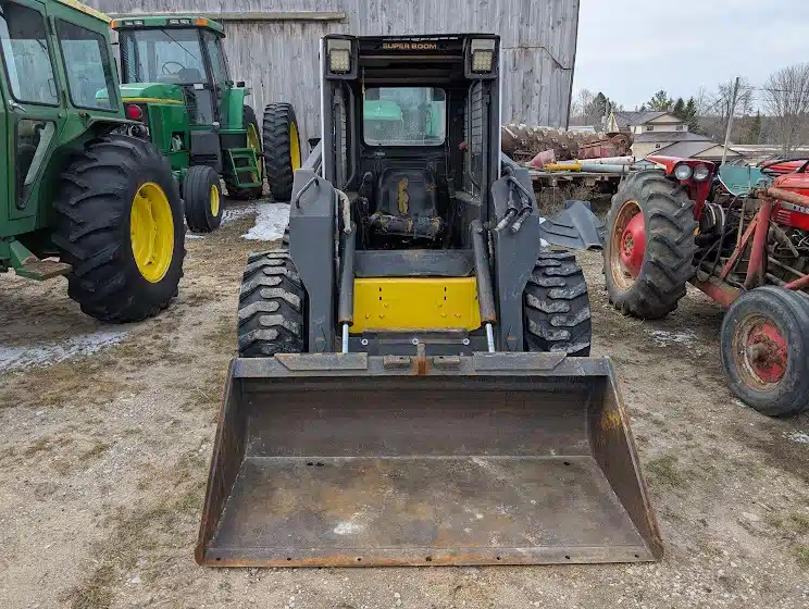 Photo de la Galerie 2 pour New Holland LX885 chargeuse à direction à glissement