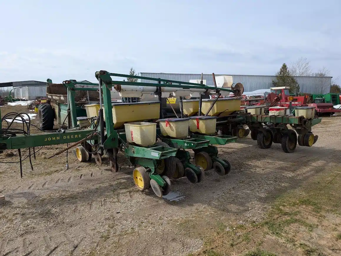 Photo de la Galerie 1 pour John Deere 7000 Planteur