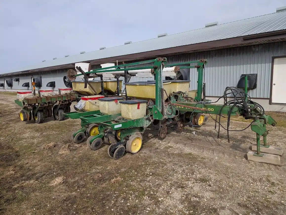 Photo de la Galerie 2 pour John Deere 7000 Planteur