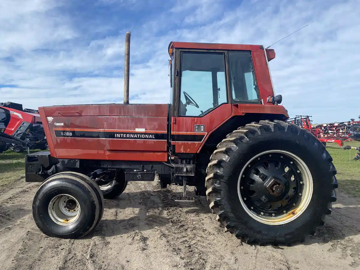 Gallery image 2 for Used 1981 International Harvester 5288 Tractor