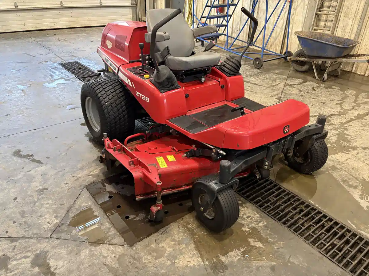 Photo de la Galerie 1 pour 2012 Massey Ferguson ZT29 Tondeuse à rayon de braquage zéro