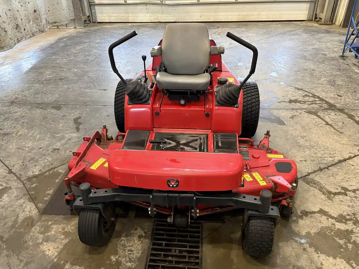 Photo de la Galerie 2 pour 2012 Massey Ferguson ZT29 Tondeuse à rayon de braquage zéro