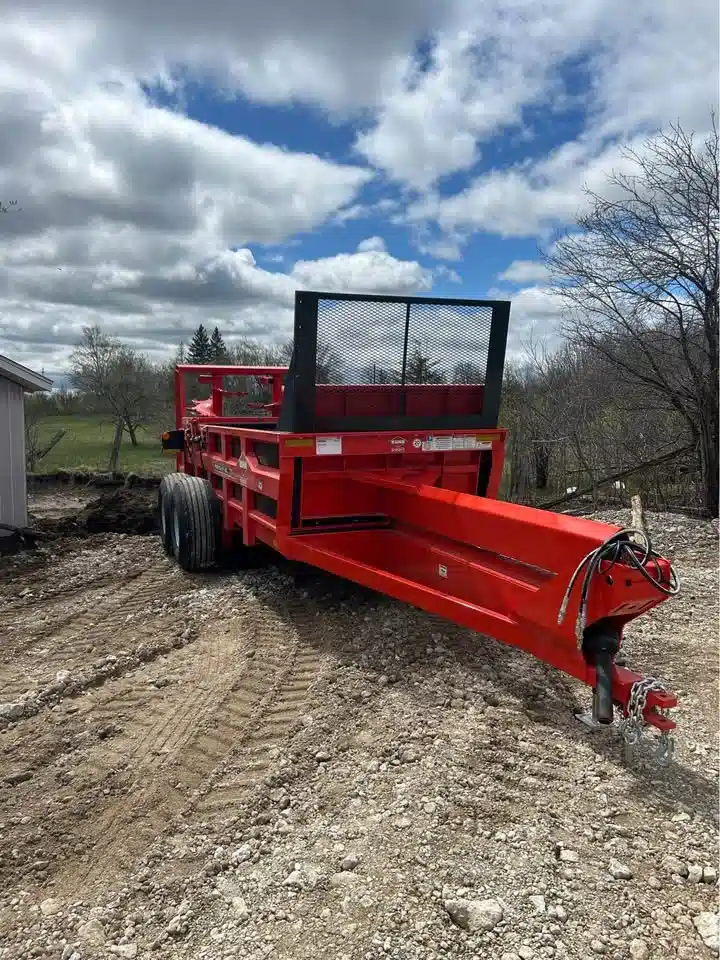 Gallery image 2 for New 2024 Kuhn HP140 Manure Spreader