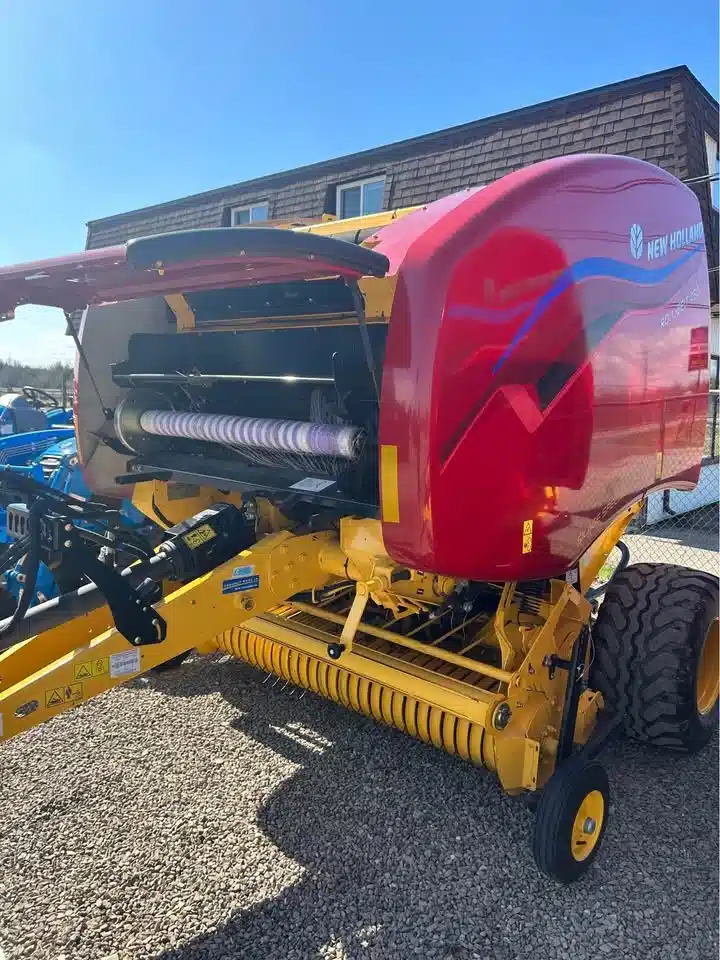 Gallery image 2 for Used 2022 New Holland ROLL-BELT 450 Round Baler