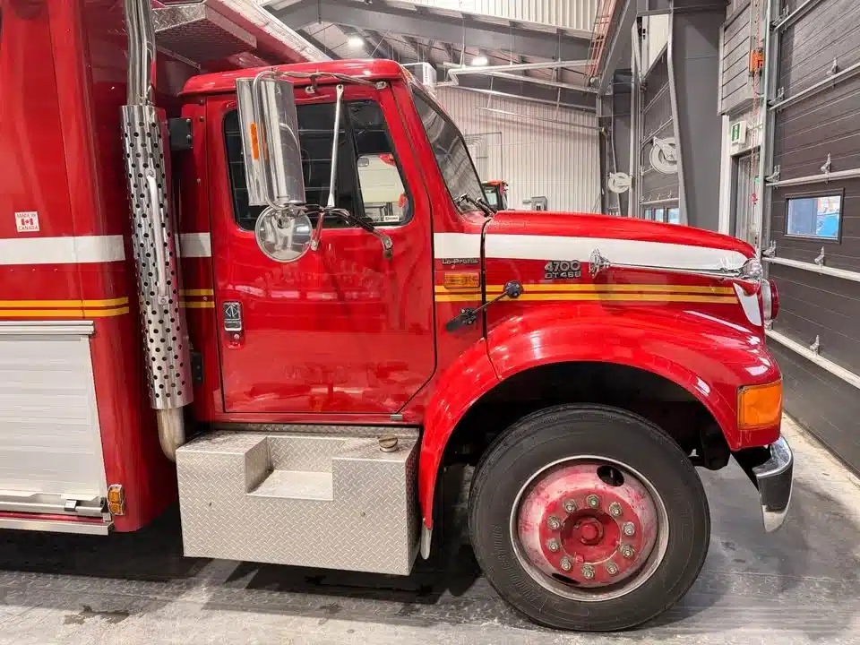 Gallery image 2 for 1995 International 4700 Truck Deck