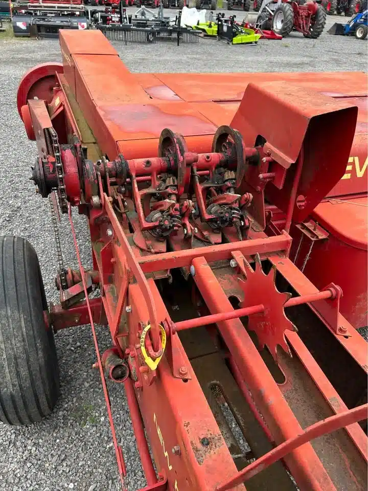 Gallery image 2 for New Holland Hayliner 273 Square Baler - Small