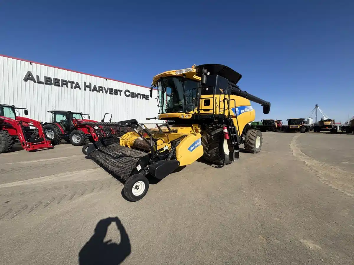 Gallery image 1 for Used 2009 New Holland CR9080 Combine