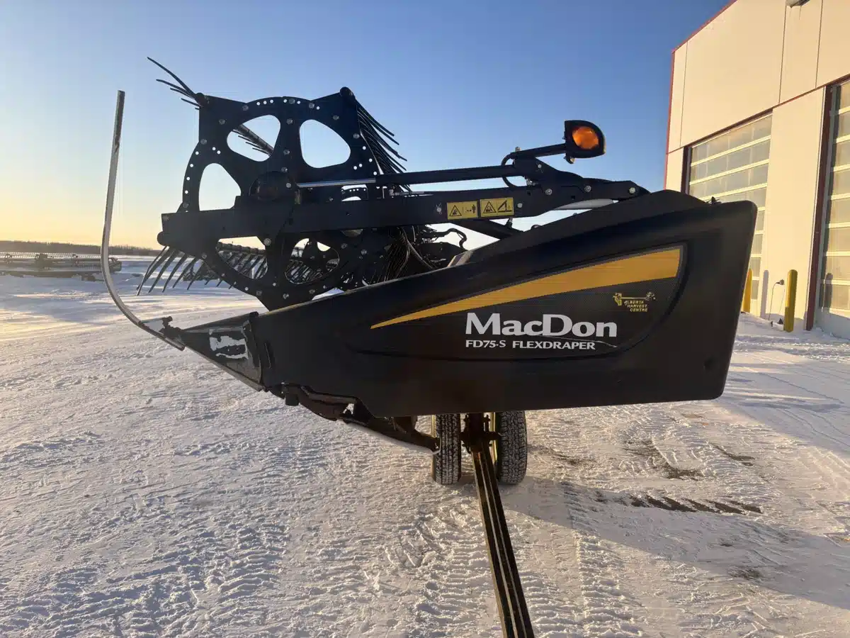 Gallery image 2 for 2016 MacDon FD75 Header Combine