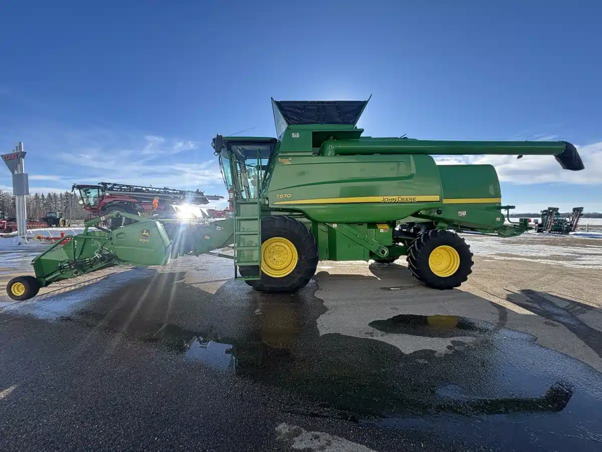 Gallery image 2 for 2009 John Deere T670 Combine