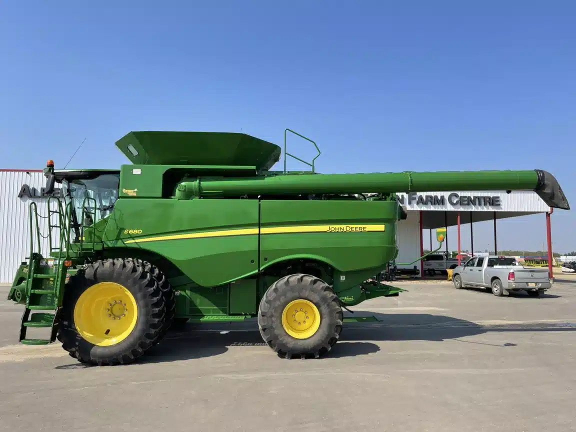 Gallery image 2 for 2014 John Deere S680 Combine