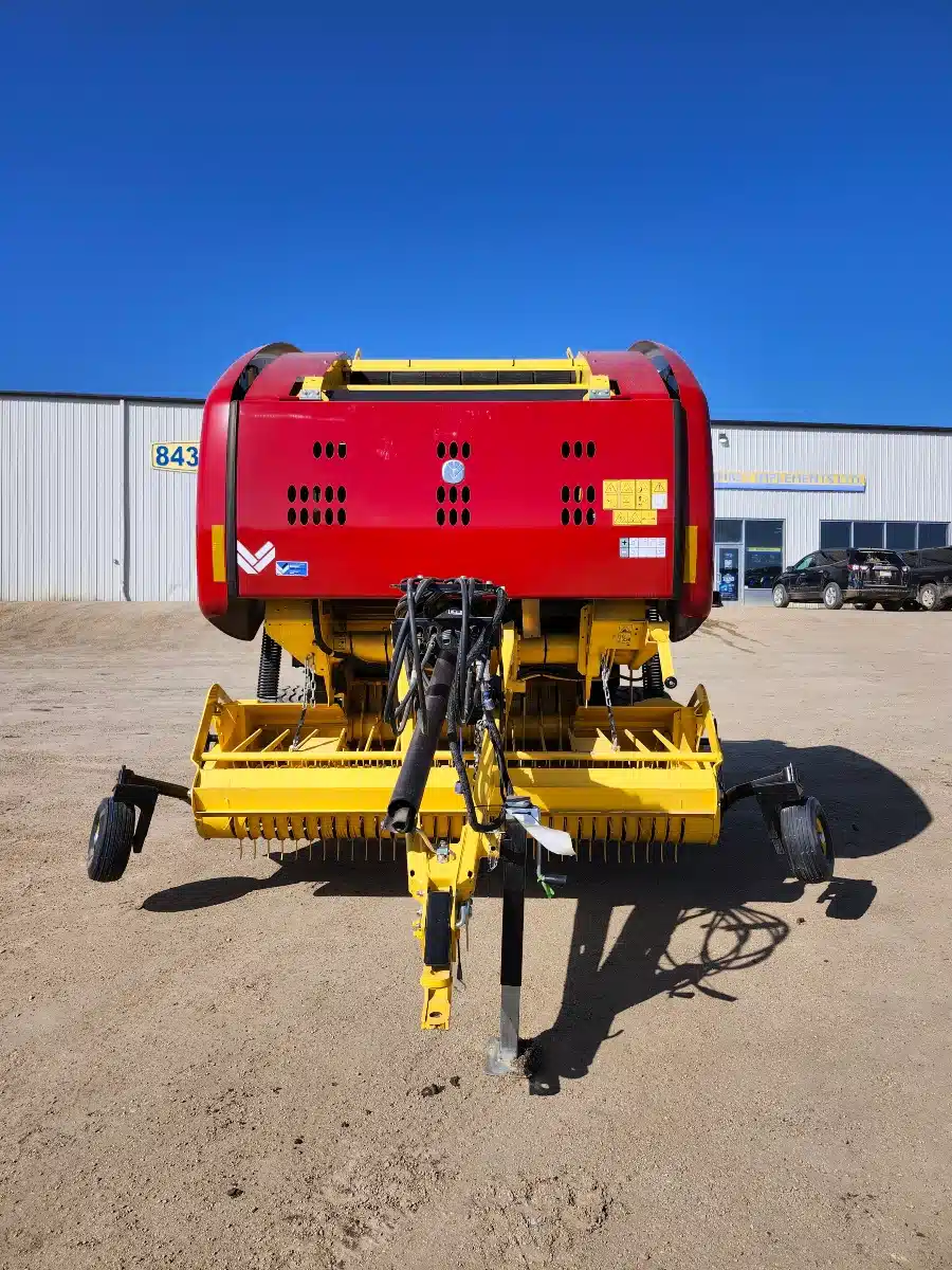 Gallery image 2 for New 2024 New Holland ROLL-BELT 450 Round Baler