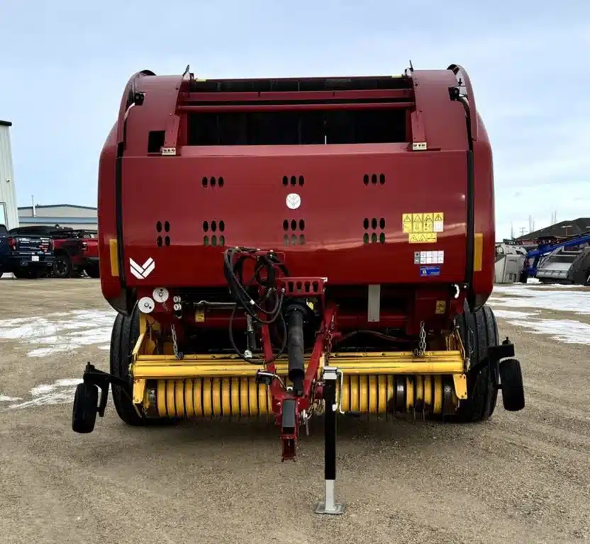 Gallery image 2 for 2018 New Holland ROLL-BELT 560 Round Baler