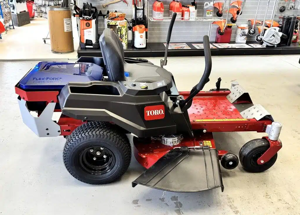 Photo de la Galerie 1 pour 2026 Toro 75841 - TIMECUTTER ELECTRIC 42" Tondeuse à rayon de braquage zéro