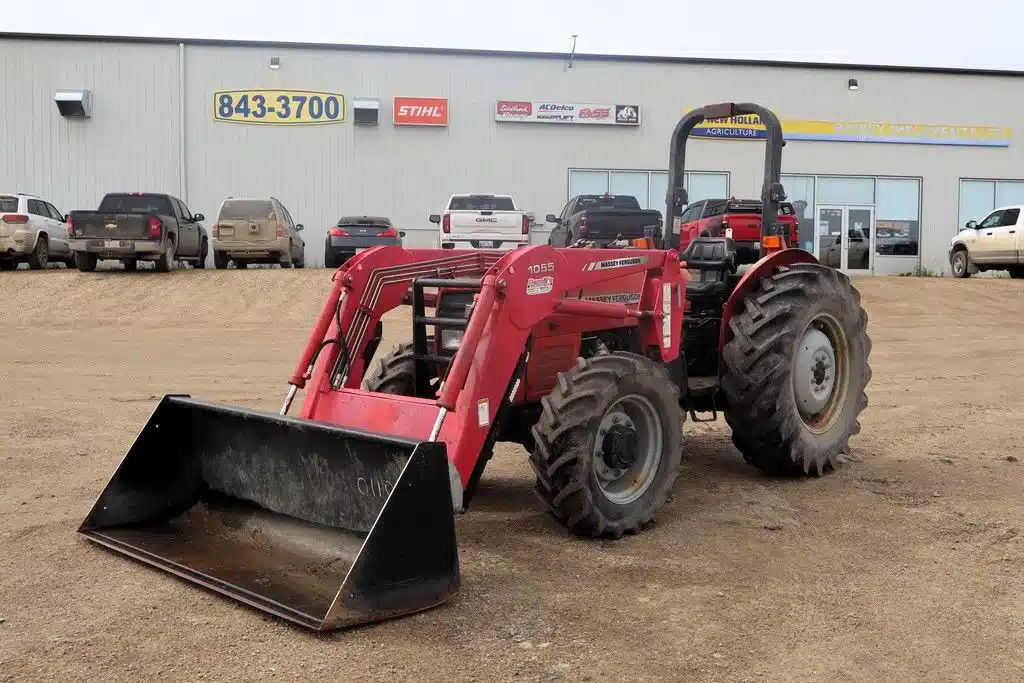 Gallery image 1 for 2002 Massey Ferguson 461 Tractor