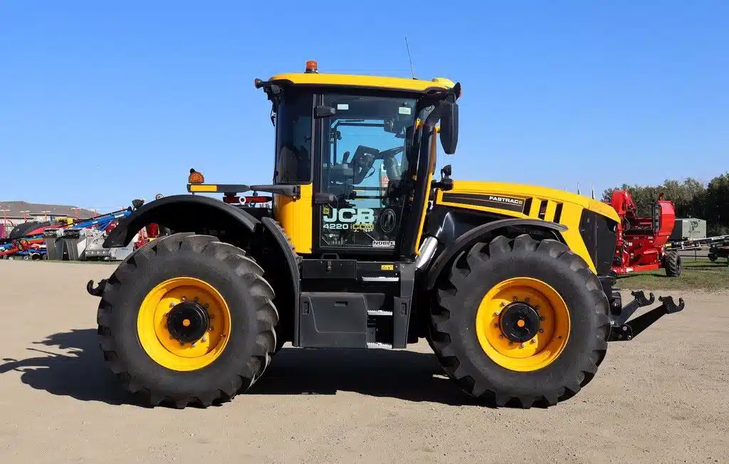 Gallery image 2 for 2025 JCB FASTRAC 4220 Tractor