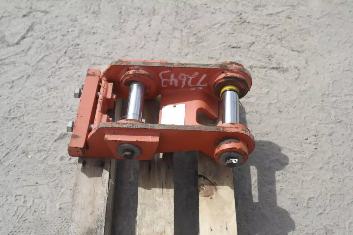 Gallery image 2 for Used Kubota Quick Coupler Adapter