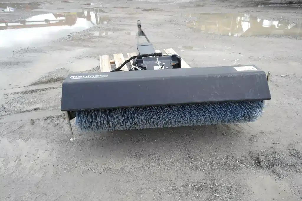 Gallery image 2 for Used Mahindra 700632 Sweeper