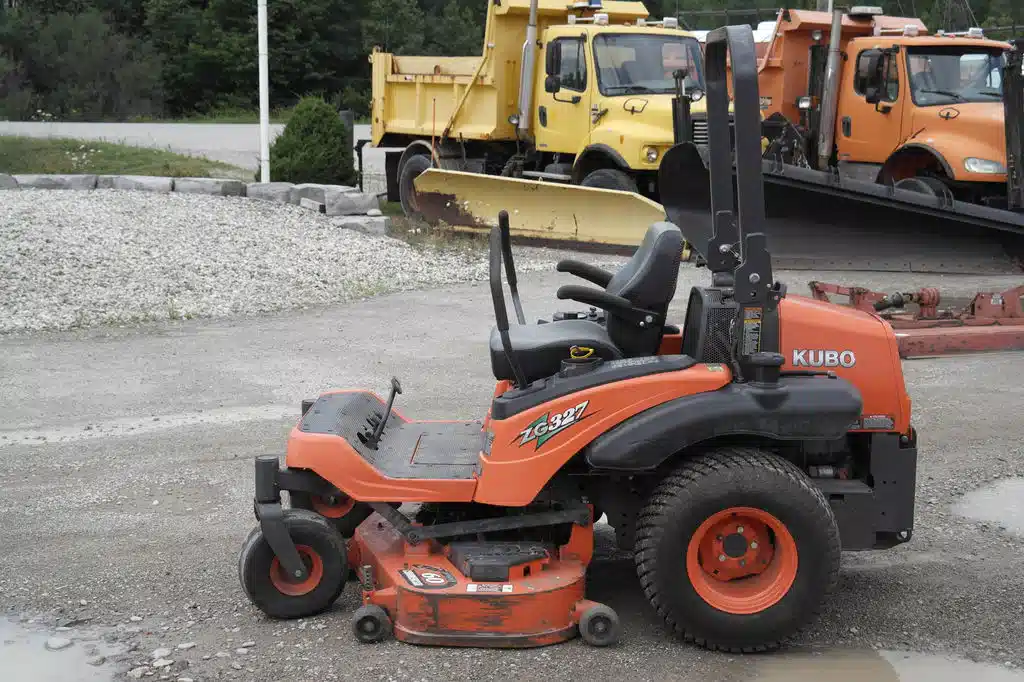 Gallery image 2 for Kubota ZG327 Mower - Riding