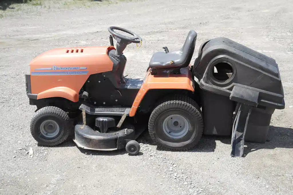 Gallery image 2 for Used Husqvarna YTH-150 Tractor