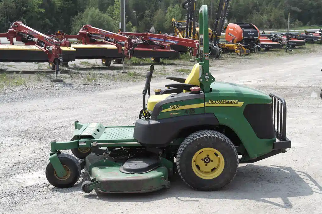 Gallery image 2 for Used John Deere 997 Mower - Riding