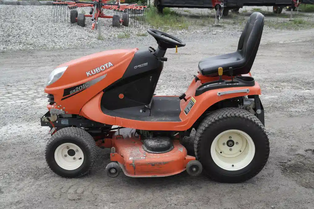 Gallery image 2 for Used Kubota GR2010G-48 Mower - Riding