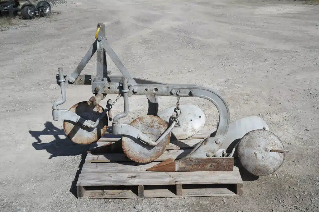 Gallery image 2 for Used Massey Ferguson 2 Furrow Tiller