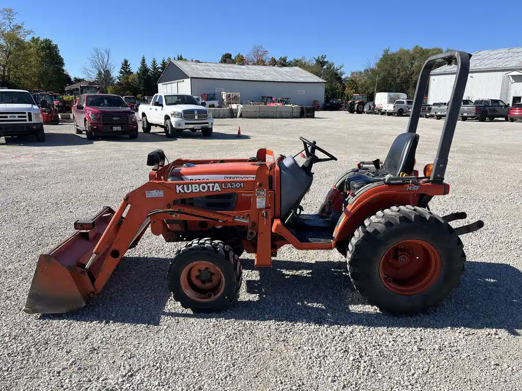 Gallery image 2 for Used Kubota B1700 Tractor