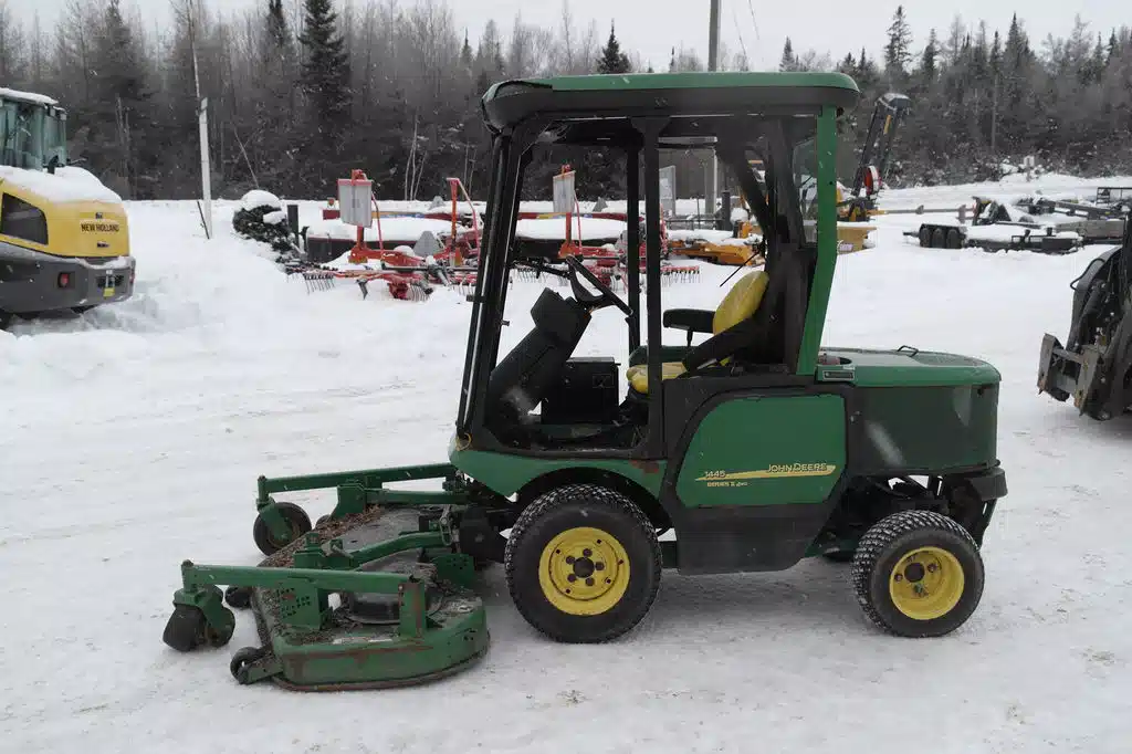 Gallery image 2 for John Deere 1445-4WD Mower - Zero Turn