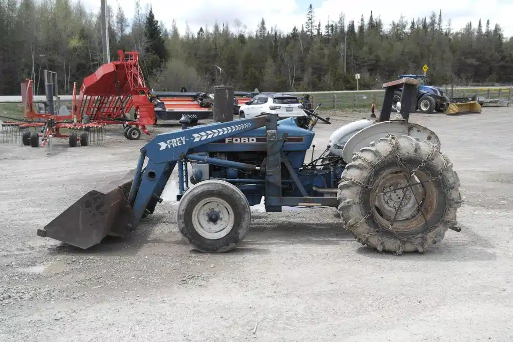 Gallery image 2 for Ford 3910 Tractor