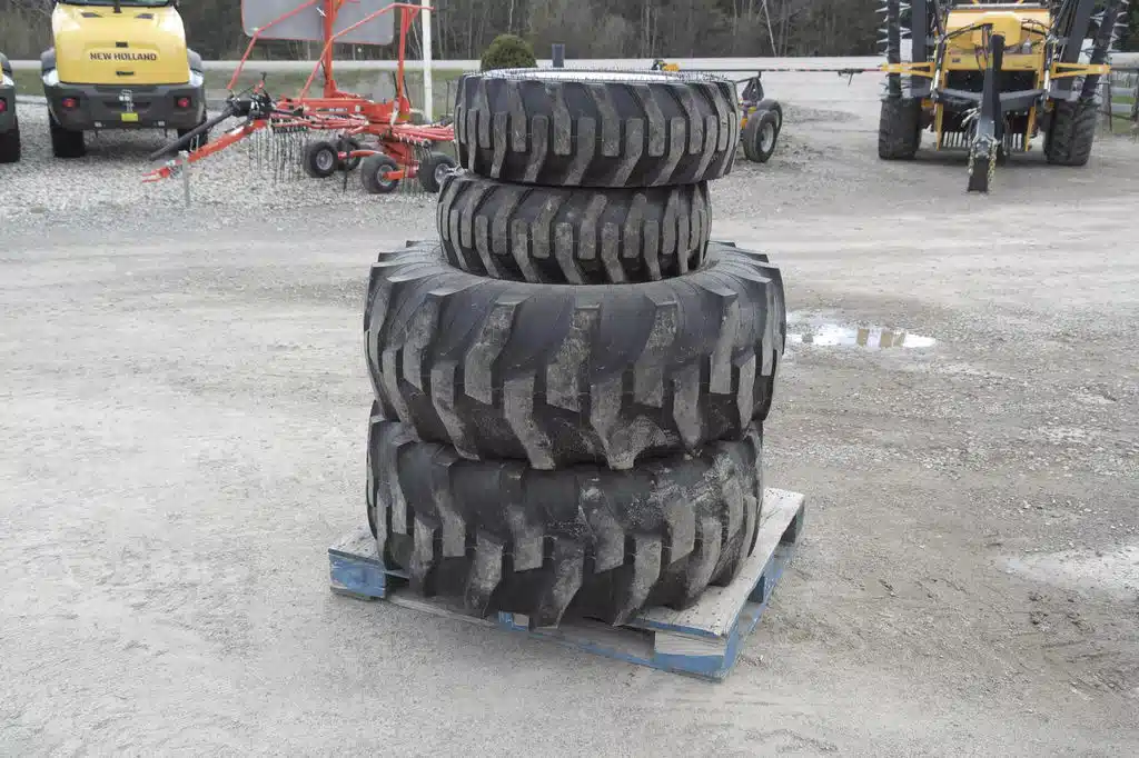Photo de la Galerie 2 pour North American Set Of Tires For New Holland Boomer 54 Véhicule - Autre