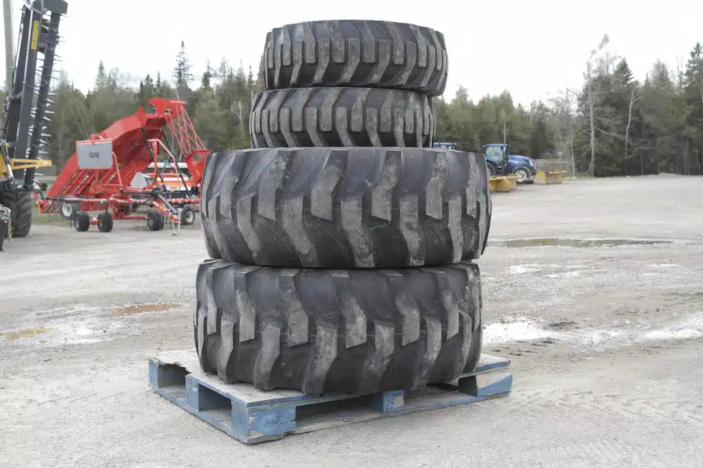 Photo de la Galerie 1 pour North American Set Of Tires For New Holland Boomer 54 Véhicule - Autre